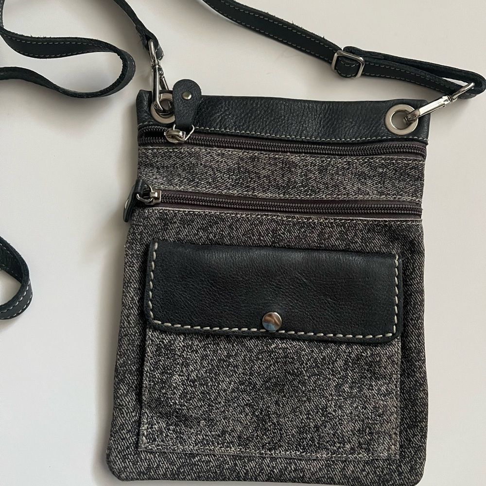 Roots trans canada urban pouch tribe